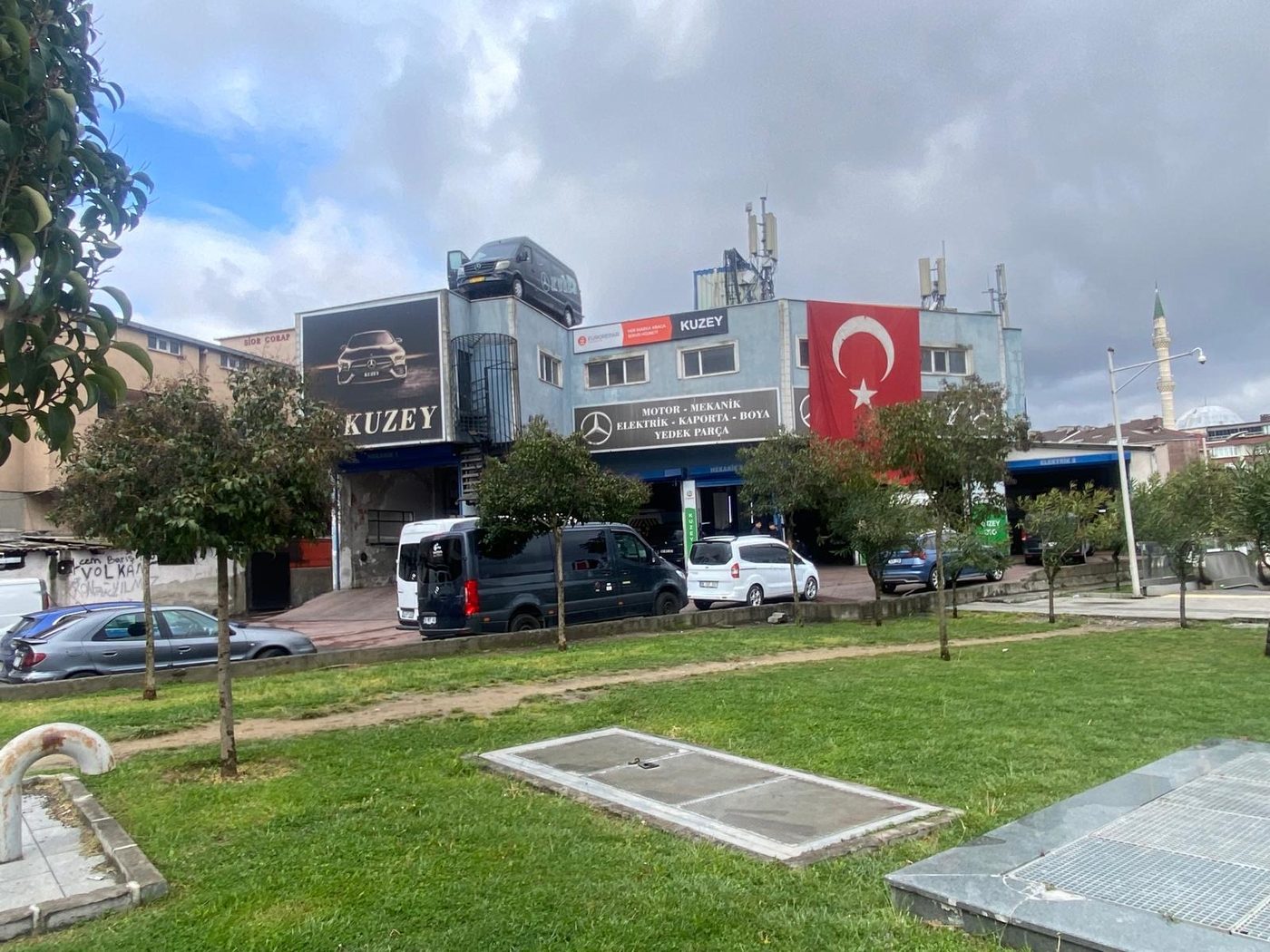 Servis atölyesi — lift ve mavi zemin